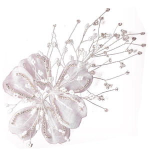 Accessoire cheveux mariée avec fleur rose en tissu, strass et perles sur fond blanc