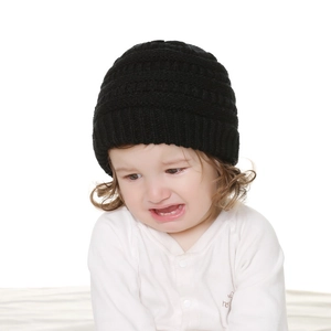 Dettaglio del cappello in maglia nera per neonati con trama morbida e finitura elastica