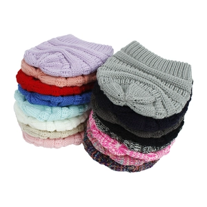 Texture a maglia dettagliata e varietà di colori di berretti invernali per bambini