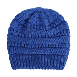 Dettaglio del berretto in maglia blu scuro con trama a onde e polsino elastico a coste
