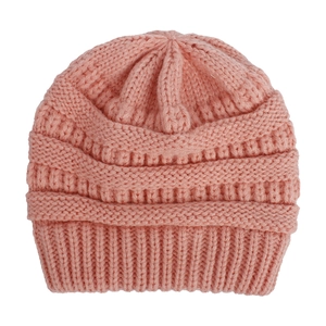 Dettaglio ravvicinato di un cappello in maglia rosa per neonati con trama a coste