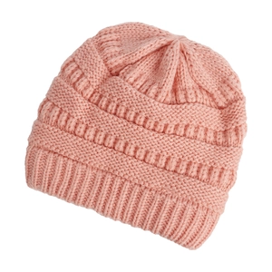 Dettaglio della trama a maglia di un berretto invernale rosa per neonati con bordo a coste