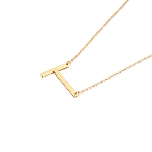 Collier minimaliste en acier inoxydable doré avec pendentif lettre T sur fond blanc pur