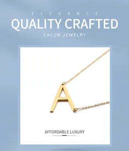 Détail du collier pendentif lettre A en acier inoxydable doré avec une chaîne à maillons