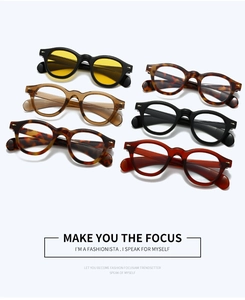 Collection détaillée de lunettes de soleil vintage avec rivets et verres colorés variés