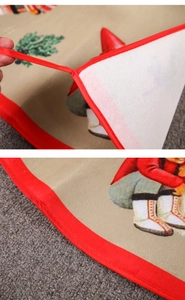 Détail du tapis de sapin de Noël avec motif Père Noël et attaches ruban robustes