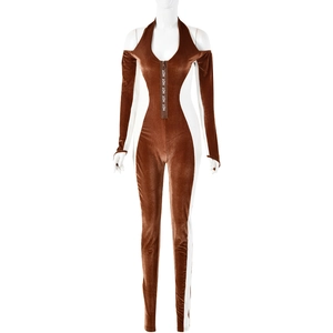 Détail d'une combinaison en velours avec zip frontal et imprimé texte HOT répété