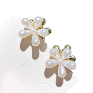 Barrettes à fleurs perlées avec base dorée pour filles, style camélia blanc élégant