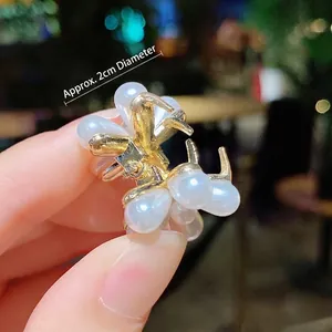 Mini pince à cheveux fleur dorée avec perles blanches, diamètre environ 2 cm
