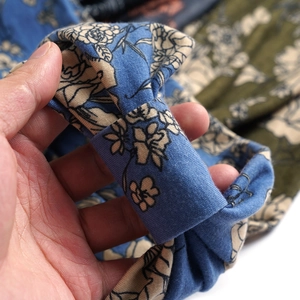 Gros plan détaillé du bandeau de yoga rétro avec motif floral et coutures élastiques