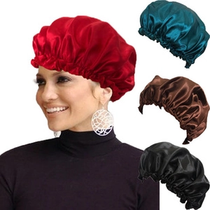 Détail des bonnets de nuit en soie élastique en rouge, cyan, café et noir