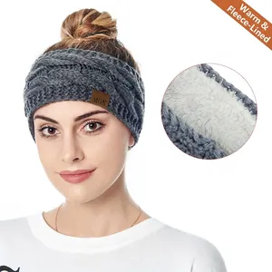 Bandeau en tricot gris chaud pour l'hiver avec doublure polaire et logo en cuir