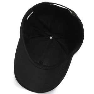 Vue intérieure d'une casquette de baseball noire avec coutures et sangle réglable