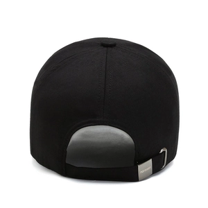Casquette de baseball en coton noir avec boucle métallique réglable vue de l'arrière