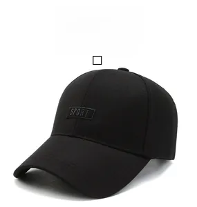 Détail d'une casquette de baseball noire avec broderie SPORT en 3D et texture en coton