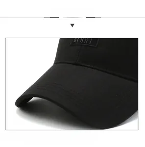 Détail de la casquette de baseball noire montrant la visière rigide et le logo SPORT