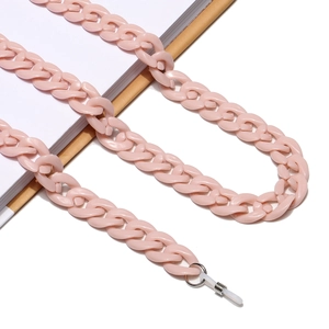 Dettaglio catena per occhiali in acrilico rosa con passanti in silicone su sfondo bianco
