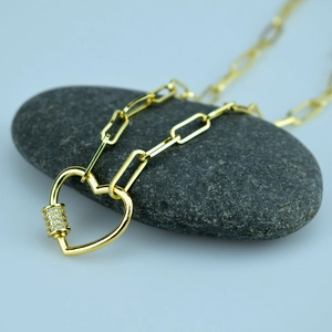 Collier maille trombone doré avec pendentif cadenas cœur serti de zircons brillants