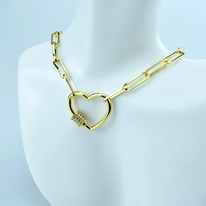 Collier élégant avec pendentif cœur doré et zircons brillants sur une chaîne trombone chic