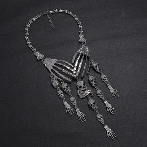 Detailansicht der Punk-Gothic-Skelettkette mit Strass-Schädelanhängern und Knochengliedern