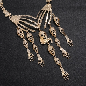 Halskette im Gothic-Stil mit goldenem Totenkopf und Skeletthänden aus Legierung