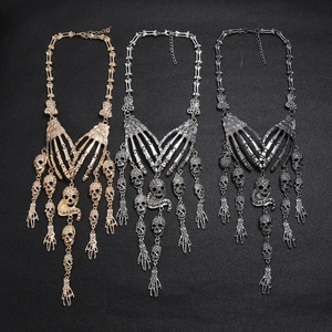 Gothic-Punk-Halsketten mit Skeletthand in Gold Silber und Schwarz im Lagenlook