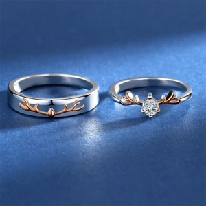 Detailansicht der Hirschgeweih-Ringe in Silber und Roségold mit einem Tropfen-Zirkonia-Stein