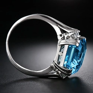 Elegante damesring met grote aquamarijnblauwe zirkoon in smal geslepen zilveren zetting