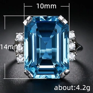 Elegante ring met blauwe edelsteen in smu00fargdslijpsel en zirkoon op donkere achtergrond