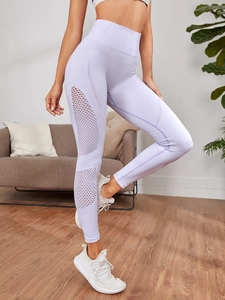 Detailansicht der lila Yoga-Leggings mit lasergeschnittenen Mesh-Details für Atmungsaktivität