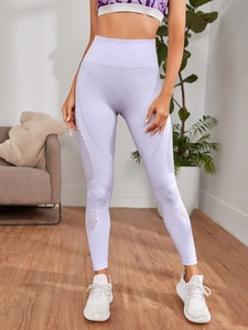 Detailansicht des nahtlosen Laserschnitt-Netzes an der lila Yoga-Leggings