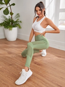 Detail der hoch taillierten avocadogrünen Yoga-Leggings mit atmungsaktivem Mesh