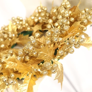 Couronne de Noël dorée avec baies scintillantes et feuilles creuses pour décorer la maison