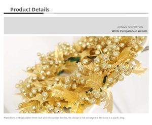 Détail d'une couronne de Noël dorée avec base en plastique et baies pailletées brillantes