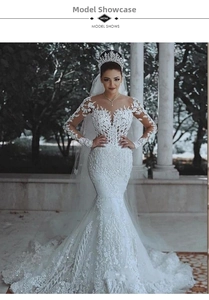 Détail d'une robe de mariée sirène blanche avec dentelle florale et manches longues voilées