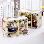 Coffret cadeau nautique avec maquette de voilier en bois et bouteille de phare