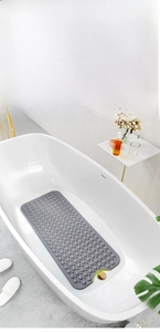 Dettaglio del tappetino da bagno grigio antiscivolo in PVC con ventose e scarico a U