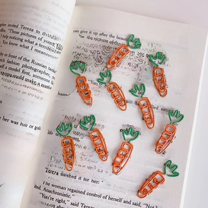 Trombones en forme de carotte éparpillés sur les pages d'un livre ouvert