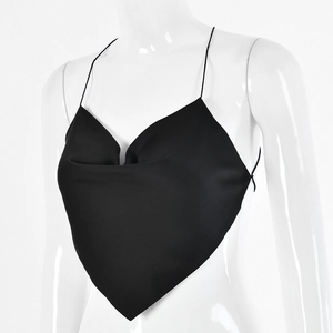 Détail d'un haut licou noir en satin brillant présenté sur un mannequin blanc
