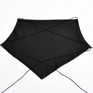 Détail à plat du haut dos nu en soie noire au design irrégulier avec de fines attaches