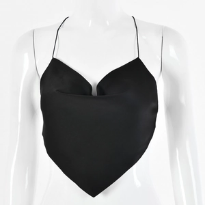Détail d'un caraco en satin noir avec décolleté en cœur sur un mannequin blanc