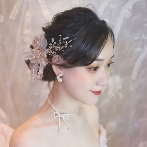 Ensemble mariée élégant avec fleur blanche, collier de perles et boucles d'oreilles