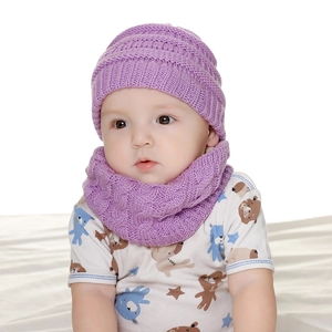 Nahaufnahme von violettem Baby-Winterset mit Strickmütze und Schal aus grobem Zopfstrick