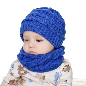 Detailaufnahme von hellblauem Strickmützen und Schal Set mit dickem Futter für Babys