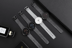 Detalle de relojes de cuarzo multifunción con correa de malla en pantalla premium de lujo
