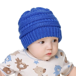 Dettaglio del cappello in maglia per neonati blu reale con trama grossa e bordo a coste