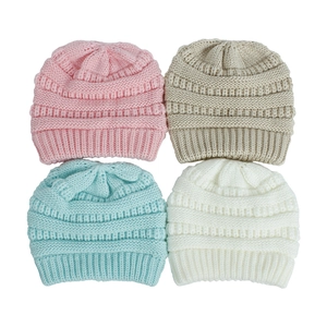 Dettaglio di quattro berretti in maglia per neonati in rosa, kaki, azzurro e panna
