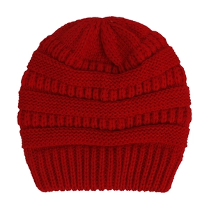 Dettaglio ravvicinato del cappello invernale rosso a maglia grossa con trama a coste