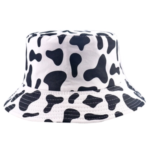 Dettaglio del cappello a secchiello con stampa mucca rosa e bianca e tesa larga