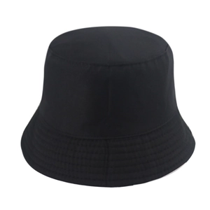 Dettaglio di un cappello a secchiello nero con cuciture rinforzate sulla tesa in tessuto